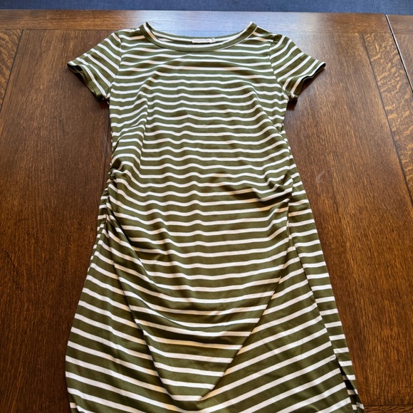Maternity dresses and shirt size small - Picture 4 of 7
